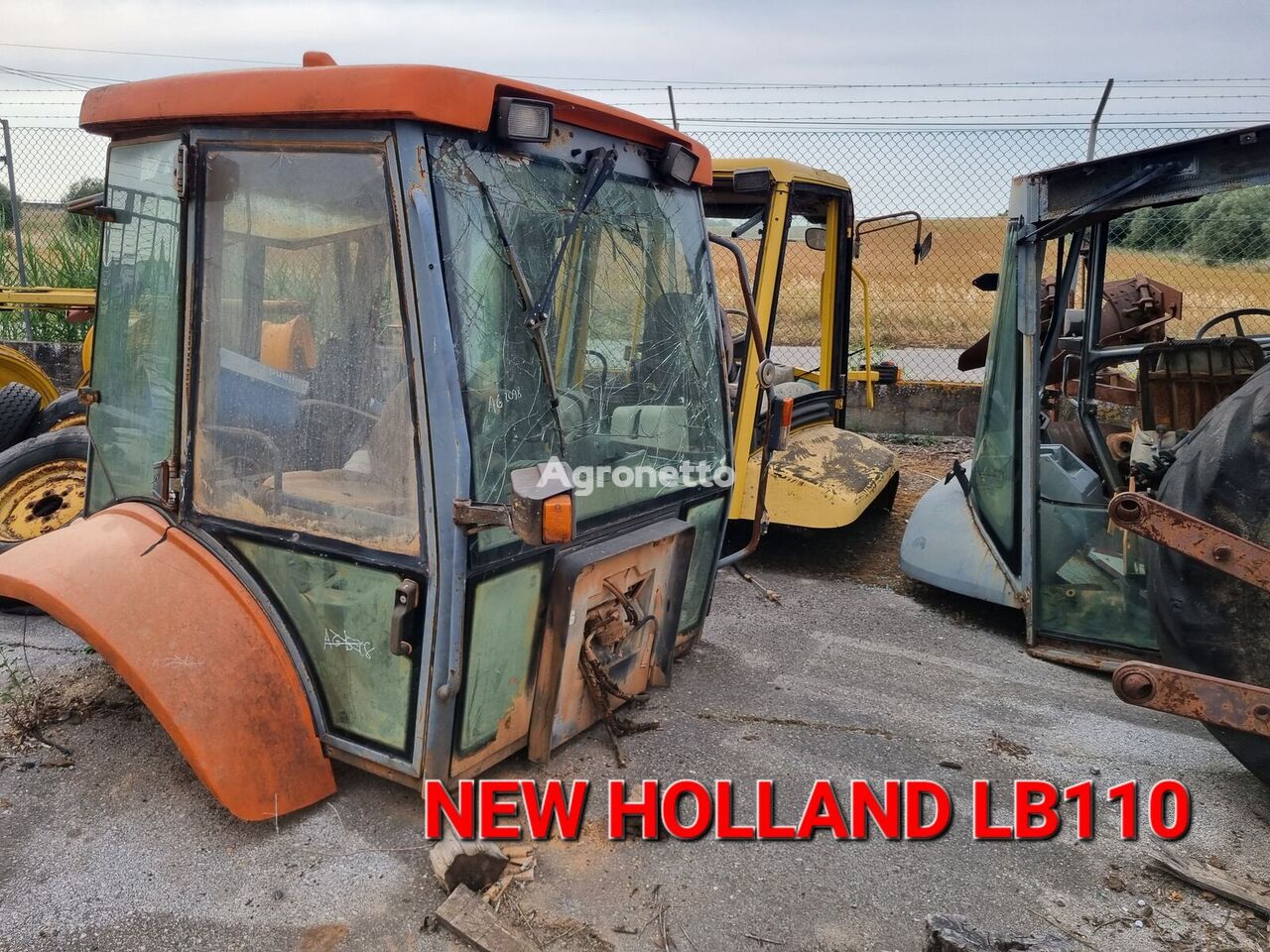 كابينة New Holland LB110 لـ جرار مجنزر من قطع الغيار